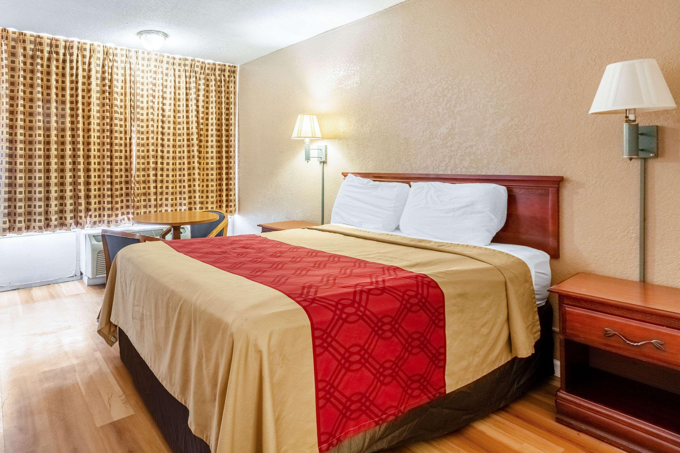 Econo Lodge Inn & Suites Near Bricktown Oklahoma City Exteriör bild